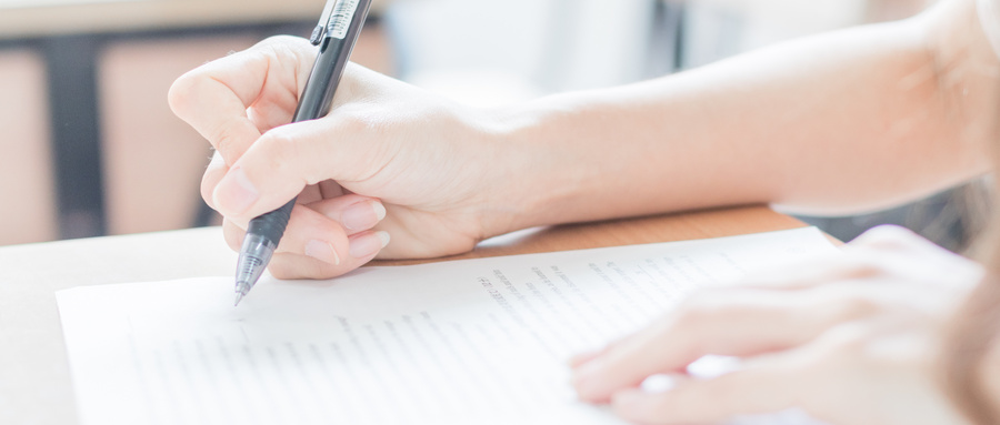 在2023年,河南省為廣大高考落榜生提供了眾多優(yōu)質(zhì)的專科大學(xué)選擇。這些學(xué)校包含了信陽職業(yè)技術(shù)學(xué)院、鄭州科技學(xué)院航空學(xué)院、新鄉(xiāng)職業(yè)技術(shù)學(xué)院以及開封文化藝術(shù)職業(yè)學(xué)院。以下將為您介紹每所學(xué)校的特色及優(yōu)勢。 1. 信陽職業(yè)技術(shù)學(xué)院 信陽職業(yè)技術(shù)學(xué)院位于河南省信陽市,是一所多學(xué)科、高水平的全日制普通本專科院校。該學(xué)院致力于為學(xué)生提供實用性強、就業(yè)率高的專業(yè)教育。學(xué)校設(shè)有工商管理、計算機科學(xué)與技術(shù)、機械設(shè)計制造及其自動化等多個專業(yè),為學(xué)生提供廣闊的發(fā)展空間和就業(yè)選擇。 2. 鄭州科技學(xué)院航空學(xué)院 鄭州科技學(xué)院航空學(xué)院隸屬于鄭州科技學(xué)院,位于河南省鄭州市。作為該校的一個學(xué)院,航空學(xué)院專注于培養(yǎng)航空相關(guān)專業(yè)人才。學(xué)院擁有一支教學(xué)經(jīng)驗豐富、技術(shù)過硬的教師團隊,為學(xué)生提供一流的教學(xué)設(shè)施和實踐平臺。航空學(xué)院開設(shè)飛行器設(shè)計與工程、航空電子技術(shù)等專業(yè),為學(xué)生進入航空行業(yè)打下堅實的基礎(chǔ)。 3. 新鄉(xiāng)職業(yè)技術(shù)學(xué)院 新鄉(xiāng)職業(yè)技術(shù)學(xué)院位于河南省新鄉(xiāng)市,是一所以工為主、工、理、管、文、法、教育等多學(xué)科協(xié)調(diào)發(fā)展的全日制普通本專科高校。學(xué)院擁有現(xiàn)代化的教學(xué)設(shè)施和一流的教師團隊,注重實踐教學(xué),為學(xué)生提供豐富的實習(xí)機會和職業(yè)培訓(xùn)。學(xué)院開設(shè)工程造價、會計學(xué)、護理學(xué)等專業(yè),為學(xué)生提供多樣化的學(xué)習(xí)選擇。 4. 開封文化藝術(shù)職業(yè)學(xué)院 開封文化藝術(shù)職業(yè)學(xué)院位于河南省開封市,是一所以文化藝術(shù)類專業(yè)為主的高等院校。學(xué)院設(shè)有音樂表演、舞蹈表演、繪畫等多個藝術(shù)專業(yè),為學(xué)生提供廣闊的藝術(shù)發(fā)展空間。學(xué)院注重學(xué)科交叉,培養(yǎng)學(xué)生全面發(fā)展,同時也注重學(xué)生的實踐能力和創(chuàng)新能力培養(yǎng),為學(xué)生的藝術(shù)夢想打造堅實的平臺。 這些專科大學(xué)在2023年的招生計劃中,為河南省的高考落榜生提供了廣泛的選擇。無論是對于技術(shù)類專業(yè)、航空類專業(yè)、工程類專業(yè),還是文化藝術(shù)類專業(yè)感興趣的學(xué)生,這些學(xué)校都提供了優(yōu)質(zhì)的教育和培訓(xùn)。學(xué)生可以根據(jù)自己的興趣和職業(yè)規(guī)劃,選擇最適合自己的專業(yè),為未來的發(fā)展打下堅實的基礎(chǔ)。 推薦閱讀 2023年專科就業(yè)率最高的專業(yè)排名