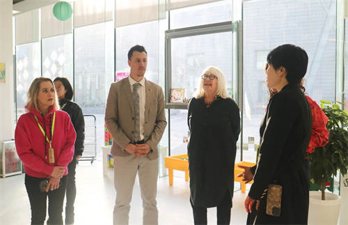 青苗幼兒園簽約英國早教委員會顧問、大英帝國勛章獲得者