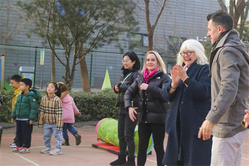 青苗幼兒園簽約英國早教委員會顧問、大英帝國勛章獲得者