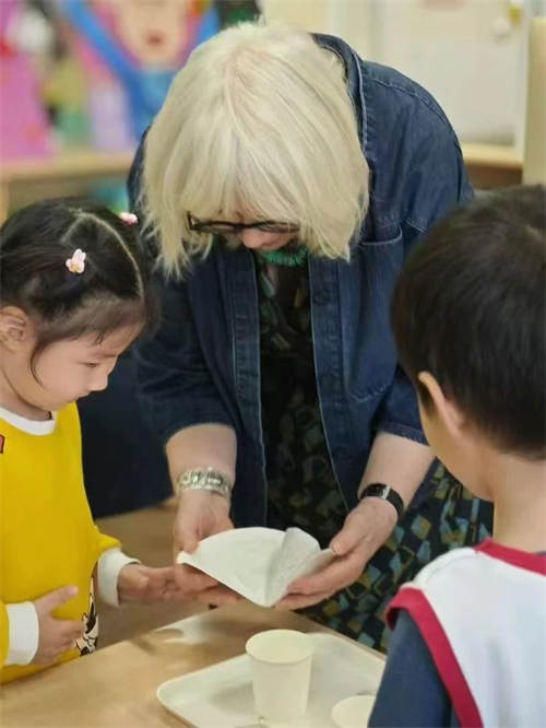 青苗幼兒園簽約英國早教委員會顧問、大英帝國勛章獲得者