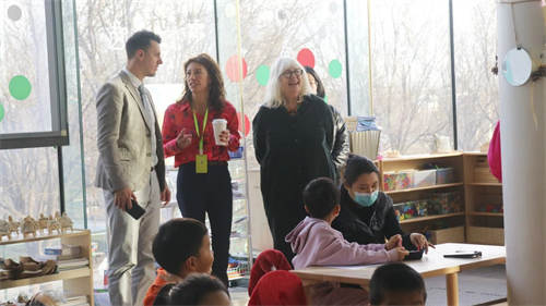 青苗幼兒園簽約英國早教委員會顧問、大英帝國勛章獲得者