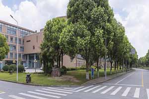 導語introduction 隨著國際郵輪行業的蓬勃發展,海乘專業(國際郵輪乘務管理專業)逐漸成為熱門的專科專業之一。對于許多分數較低的考生來說,選擇海乘專業專科院校不僅能夠實現自己的職業夢想,還能通過計劃外招生等方式獲得入學機會。高校招生網將詳細解析海乘專業專科排名及相關招生院校信息,幫助考生和家長更好地了解該專業。 目錄 c o n t e n t s 海乘專業專科排名 海乘專業專科院校介紹 浙江交通職業技術學院 天津海運職業學院 福建船政交通職業學院 分數低的考生如何選擇 海乘專業專科2024錄取分數線 2025年海乘專業專科排名 01海乘專業專科排名 根據最新數據,海乘專業專科院校的實力排名如下表所示。這些院校在專業實力、師資力量、實踐教學等方面表現突出,是考生的熱門選擇。 浙江交通職業技術學院5★ 天津海運職業學院5★ 福建船政交通職業學院5★ 4.浙江國際海運職業技術學院4★ 5.江蘇海事職業技術學院4★ 6.廣西國際商務職業技術學院4★ 7.武漢交通職業學院4★ 8.廣西交通職業技術學院4★ 9.浙江旅游職業學院4★ 10.威海海洋職業學院4★ 以上排名數據來源于中國科教評價網2024-2025年排名榜。這些院校在海乘專業領域表現優異,是考生的首選目標。 02海乘專業專科院校介紹 浙江交通職業技術學院 浙江交通職業技術學院位于風景秀麗的杭州,是一所以交通為特色的高等職業院校。學院歷史悠久,擁有強大的師資力量和完善的教學設施。在海乘專業方面,學院注重理論與實踐相結合,培養學生具備專業的郵輪服務技能與跨文化交流能力,為郵輪行業輸送了大批優秀人才。 天津海運職業學院 天津海運職業學院地處渤海之濱,專注于培養海洋運輸及相關領域的高素質技術技能人才。學院在海乘專業上獨具特色,不僅擁有豐富的教學資源,還注重實踐教學和國際視野的培養。該專業畢業生就業率高,廣受郵輪行業認可。 福建船政交通職業學院 福建船政交通職業學院位于歷史文化名城福州,是一所以船政文化為特色,交通類專業為主體的職業院校。學院的海乘專業緊密結合行業需求,通過校企合作、工學結合的教學模式,著重提升學生的職業素養和實踐能力。該專業畢業生在郵輪行業中具有較高的競爭力。 03分數低的考生如何選擇 對于分數較低的考生,選擇海乘專業專科院校時,可以考慮以下幾點: 計劃外招生:部分院校會提供計劃外招生機會,這些招生方式通常對分數要求較低,但錄取的學生需要繳納一定的培訓費用。例如,一些民辦院校或職業院校可能會通過計劃外招生錄取部分學生。 學校推薦: 天津天獅學院繼續教育學院 大連海事大學繼續教育學院 綜合評價錄取:部分院校會綜合考慮考生的綜合素質、面試表現等因素,而不僅僅是分數。考生可以通過參加學校的面試或綜合素質測試,爭取錄取機會。 選擇特色院校:一些排名稍低但具有特色專業的院校,可能在某些方面更符合考生的興趣和職業規劃。例如,廣西國際商務職業技術學院在國際商務和旅游管理方面有獨特優勢。 04海乘專業專科2024錄取分數線 以四川高考2024年專業招錄分數為例,全國大專院校海乘專業文科最低收分范圍在230分~401分之間,理科最低收分范圍在260分~418分之間。以下是部分院校的錄取分數線: 院校名稱 文科最低分 理科最低分 大連裝備制造職業技術學院 230 260 浙江國際海運職業技術學院 401 418 武漢航海職業技術學院 380 410 天津海運職業學院 350 360 從以上數據可以看出,文科考生比理科考生更容易被錄取。考生可以根據自己的分數情況,選擇合適的院校。 海乘專業專科院校的選擇對于考生的職業發展至關重要。根據最新的海乘專業專科排名,浙江交通職業技術學院、天津海運職業學院、福建船政交通職業學院等院校在專業實力和教學質量方面表現突出。對于分數較低的考生,可以通過計劃外招生、綜合評價錄取等方式爭取入學機會。希望本文提供的信息能夠幫助考生和家長更好地了解海乘專業專科院校,為考生的未來職業發展提供參考。 推薦閱讀 吉林海乘專業大學排名,哪些院校值得關注? 江蘇海乘專業大學排名,就業率高的院校推薦 山西港口機械與智能控制專業大學排名及錄取分數線一覽