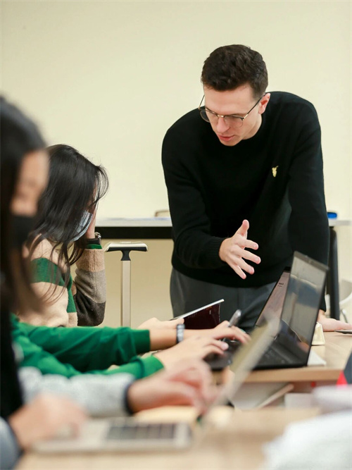 ������xУ�^g