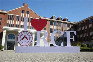 �˴��г�ꖌWУ���H��