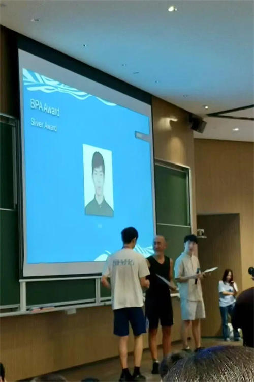 青苗學(xué)校學(xué)生獲丘成桐數(shù)學(xué)營(yíng)銀獎(jiǎng)